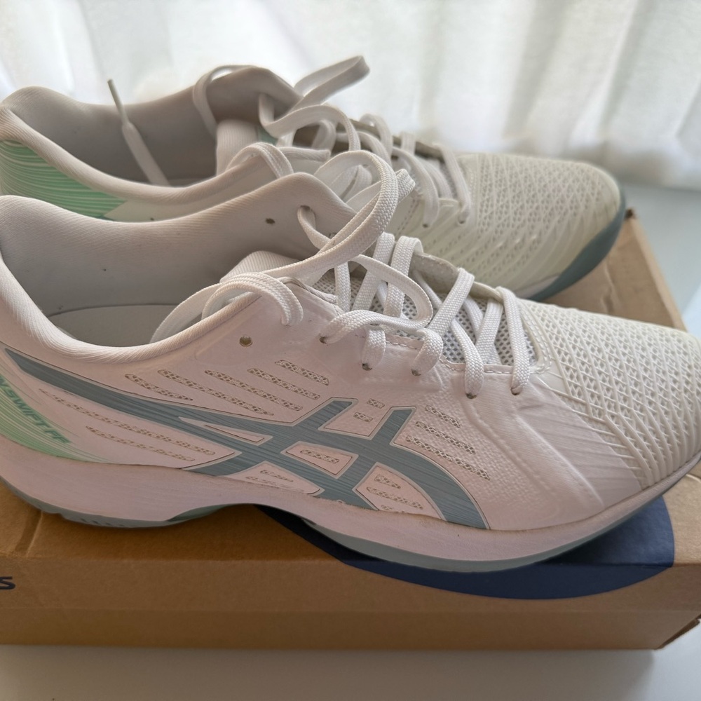 ASICS Women's Solution Swift FlyteFoam Tennis Shoes